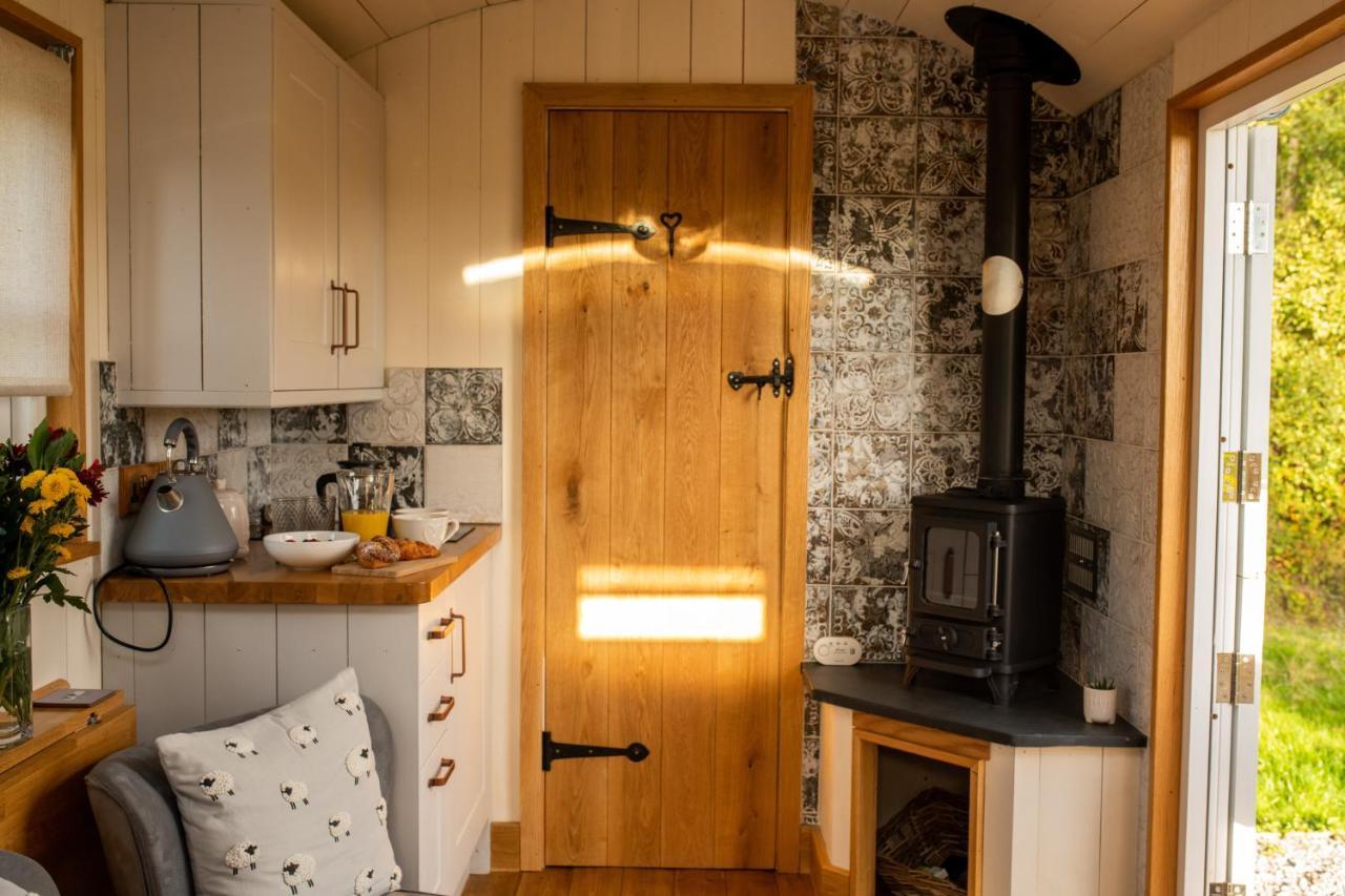 Harrys Hideout - Shepherd'S Huts At Harrys Cottages Pen-y-Clawdd Ngoại thất bức ảnh