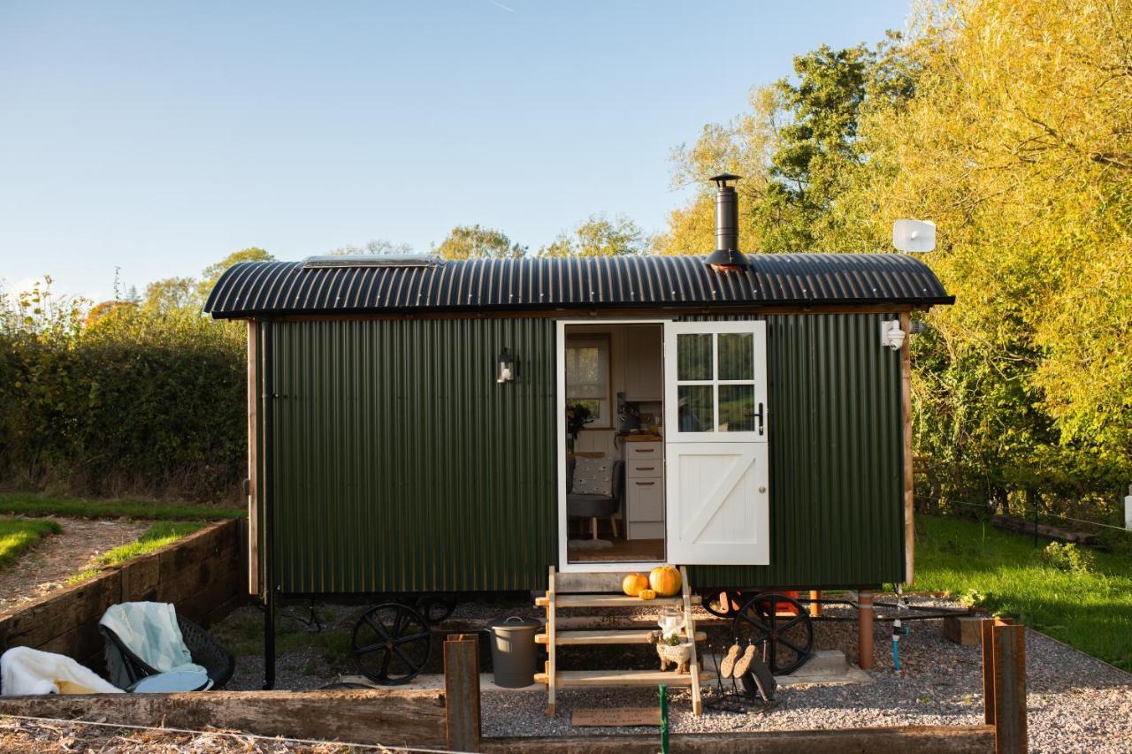 Harrys Hideout - Shepherd'S Huts At Harrys Cottages Pen-y-Clawdd Ngoại thất bức ảnh
