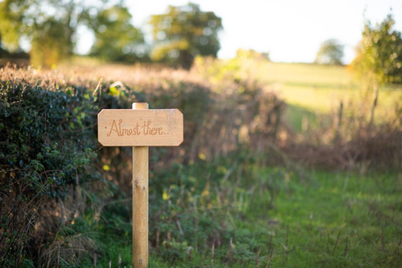 Harrys Hideout - Shepherd'S Huts At Harrys Cottages Pen-y-Clawdd Ngoại thất bức ảnh