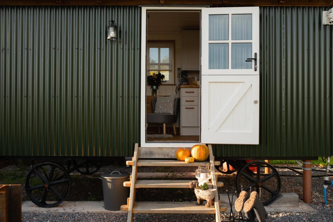 Harrys Hideout - Shepherd'S Huts At Harrys Cottages Pen-y-Clawdd Ngoại thất bức ảnh