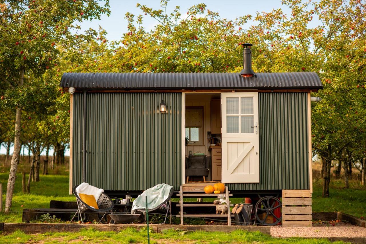 Harrys Hideout - Shepherd'S Huts At Harrys Cottages Pen-y-Clawdd Ngoại thất bức ảnh