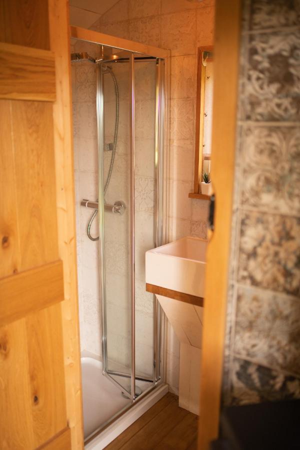 Harrys Hideout - Shepherd'S Huts At Harrys Cottages Pen-y-Clawdd Ngoại thất bức ảnh