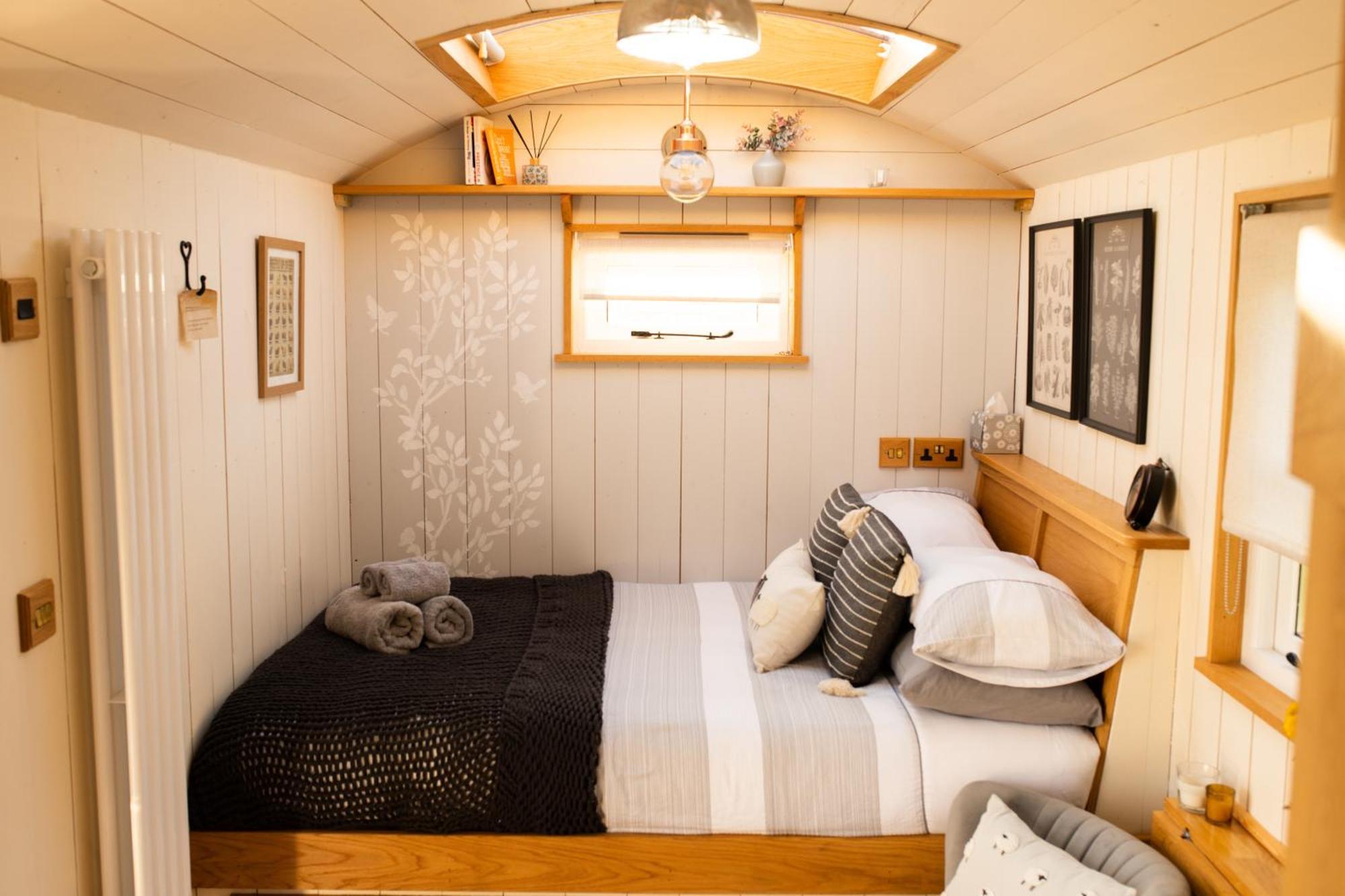 Harrys Hideout - Shepherd'S Huts At Harrys Cottages Pen-y-Clawdd Phòng bức ảnh